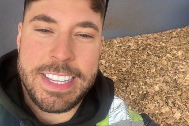 Arboriste professionnel en action pour l’émondage d’un arbre à Laval/Montréal.